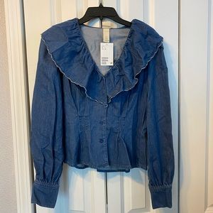 Denim top with ruffled collar